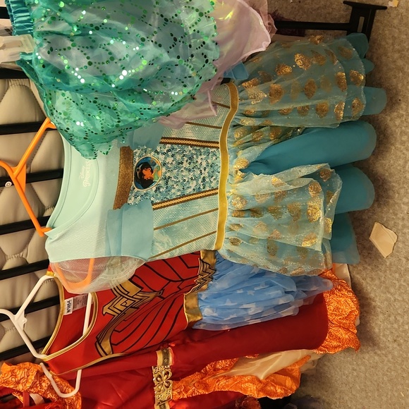 Lot of girls dress up Disney princesses costume party - Picture 6 of 8